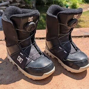 DC scout with BOA. like new. minor  scuffs. Snowboard Boots